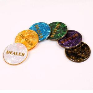 홀덤 딜러버튼 화이트 골드 - 작고 아담한 디자인의 게임 버튼 이미지